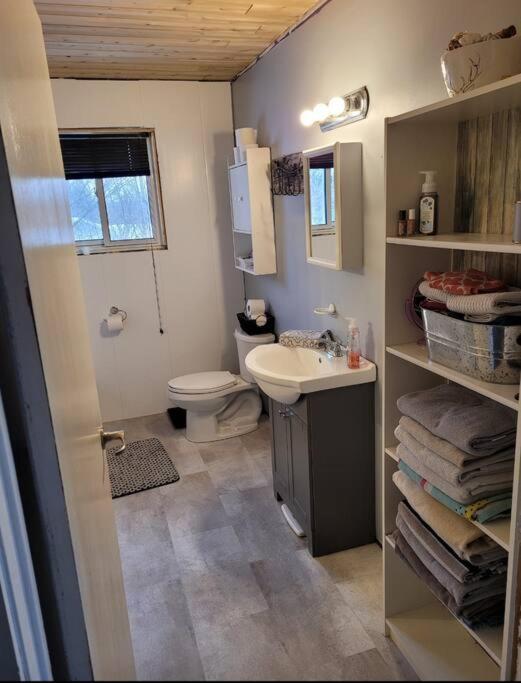 Family Friendly Cottage ☆Walking Distance To Beach 라이언스 헤드 외부 사진